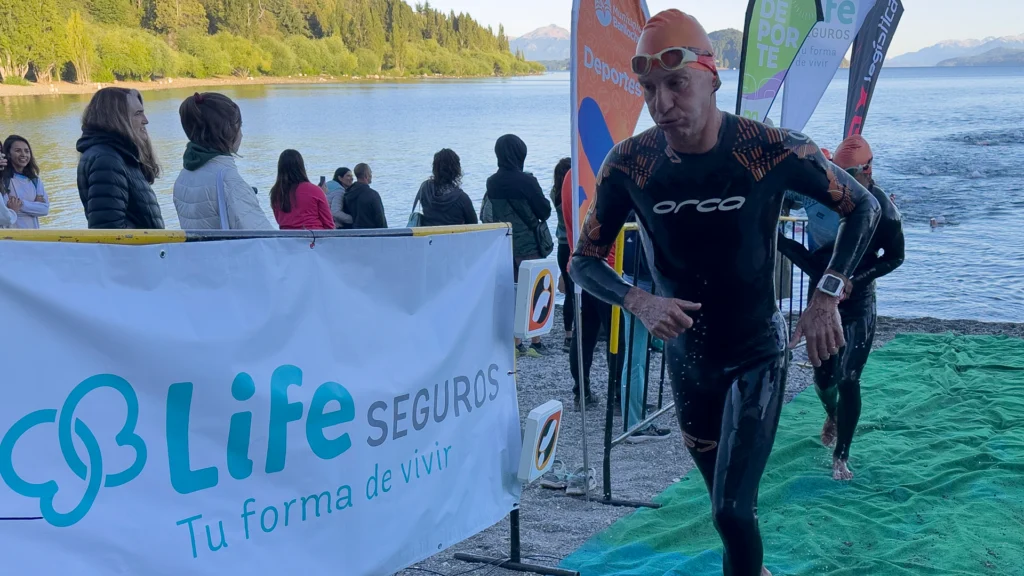 Corredor en el triatlón de la Patagonia acompañado por Life Seguros