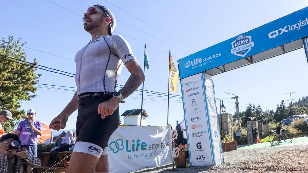 Deportista corriendo en el triatlón del sur acompañado por Life Seguros